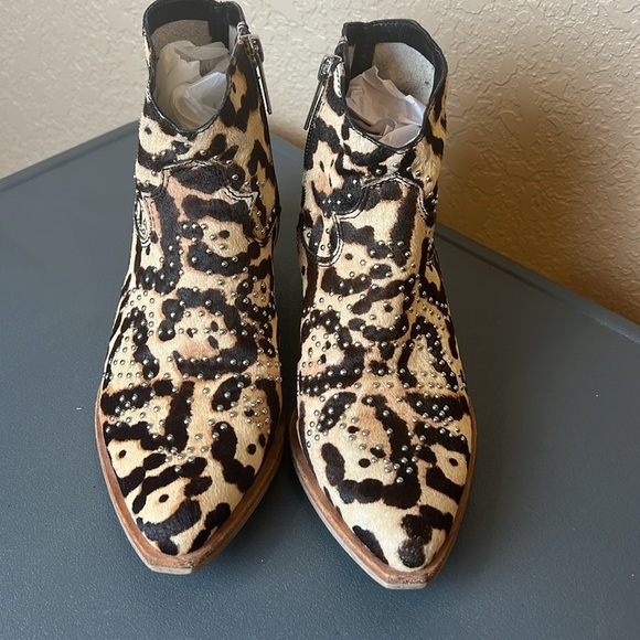 Gianni Bini Brycin Leopard Calf Hair Studded Western Booties 6.5M - Picture 2 of 11